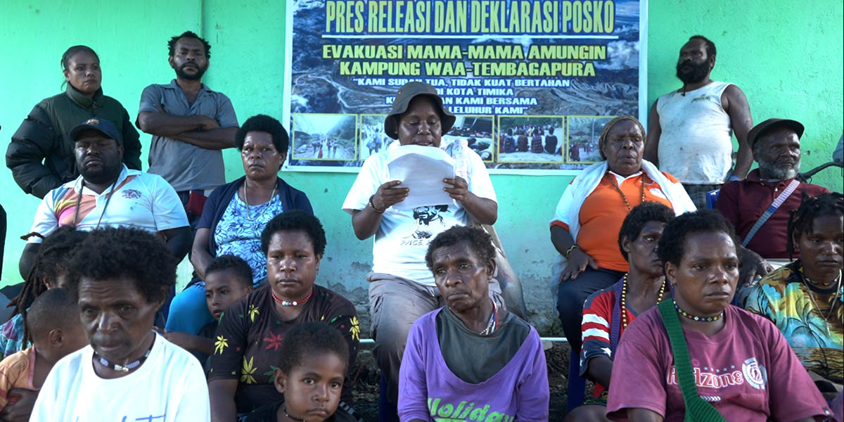 Perempuan wilayah adat Waa di Tembagapura menyatakan sikap segera dipulangkan ke kampung halamannya, Selasa (14/07/2020).